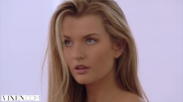 Szőkésbarna bombázó meglepi a szeretőjét