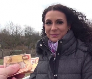 Pénzért análszexet is vállal a csajszi