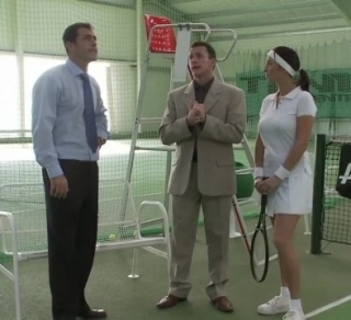 A teniszpályán döngették meg a bébit