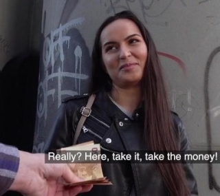 Egy dögös fiatal csajt fogott az utcai ügynök